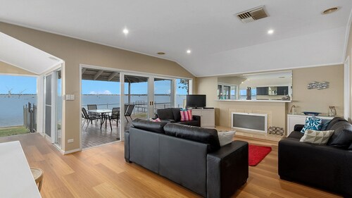 Lakeside Mulwala absolute waterfront with older  private jetty
