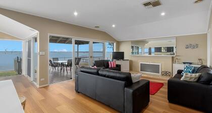 Lakeside Mulwala absolute waterfront with older private jetty