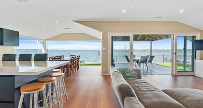 Lakeside Mulwala absolute waterfront with older private jetty