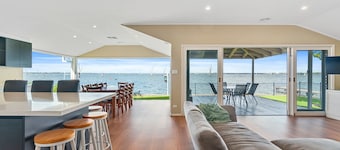 Lakeside Mulwala absolute waterfront with older private jetty
