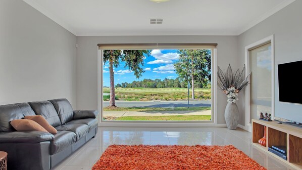 Una televisión, un reproductor de DVD, libros