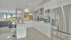 Fridge, microwave, oven, dishwasher - Overlooking the Black Bull Golf Course - great for golfers and families (Yarrawonga)