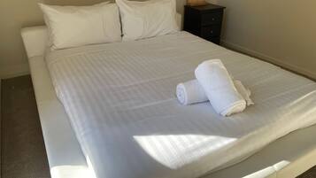 5 quartos, ferros/tábuas de passar roupa, Wi-Fi, roupa de cama