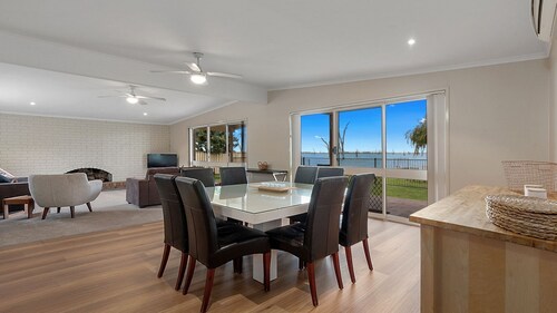 Waterside Mulwala waterfront house with small boat ramp and jetty