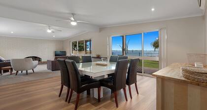 Waterside Mulwala waterfront house with small boat ramp and jetty