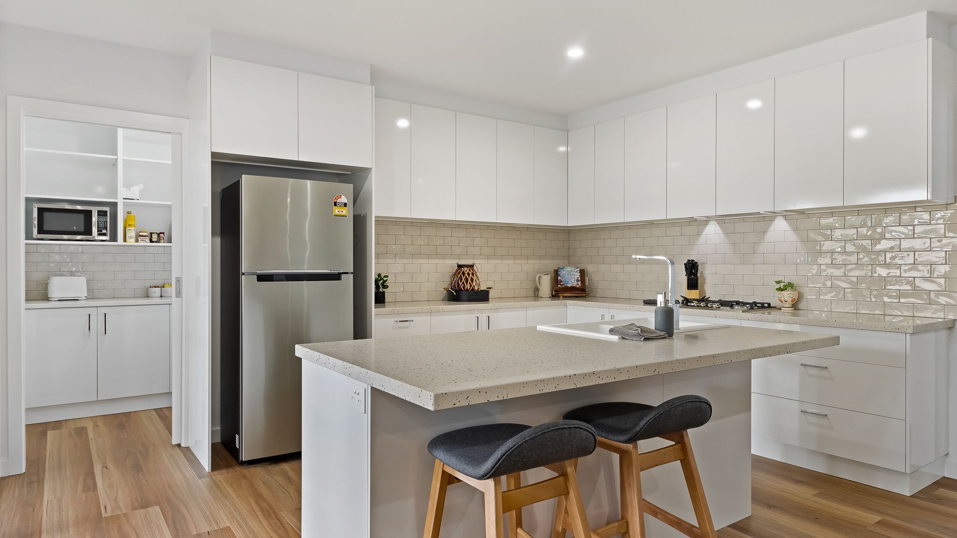 Réfrigérateur, micro-ondes, four, lave-vaisselle