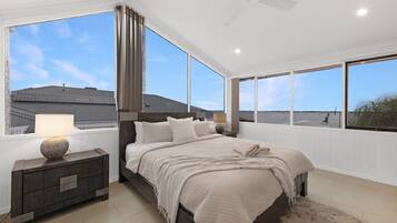 4 bedrooms, iron/ironing board, WiFi, bed sheets