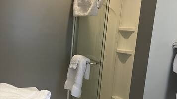 Douche, serviettes fournies, papier toilette