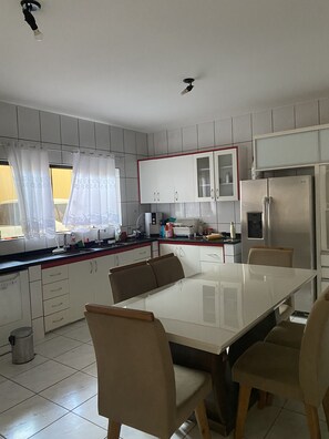 Refrigerador con freezer, microondas, horno, tostadora