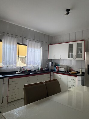 Casa estándar | Cocina privada | Refrigerador con congelador, microondas, horno y tostadora 