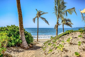 Beach nearby - Updated condo with sweeping views, pools, fitness room, balcony, W/D, and AC (Bucerias)