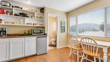 Micro-ondes, cafetiĂšre/bouilloire, grille-pain, chaise haute