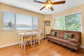 Fernseher, DVD-Player, Tischtennisplatte, Bücher