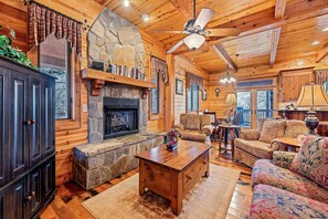 TV, lareira, mesa de pingue-pongue