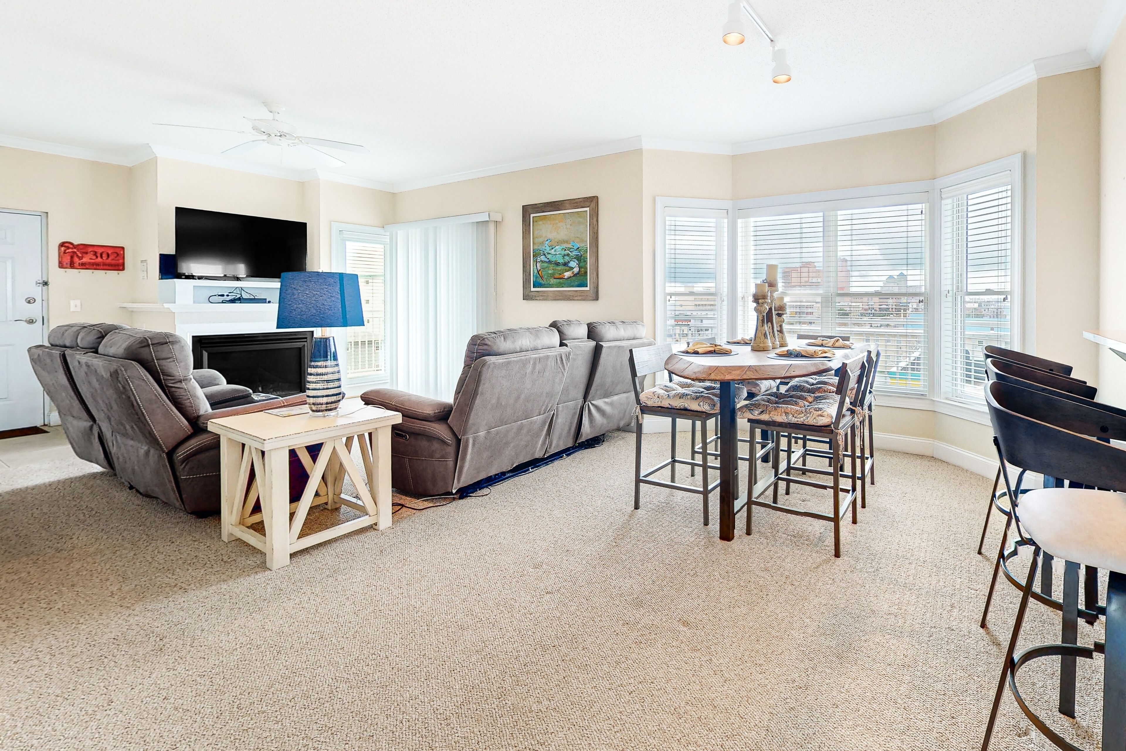 Fernseher, Kamin, Bücher