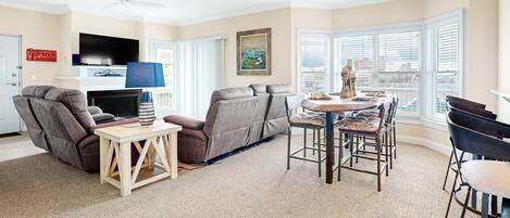 Fernseher, Kamin, Bücher