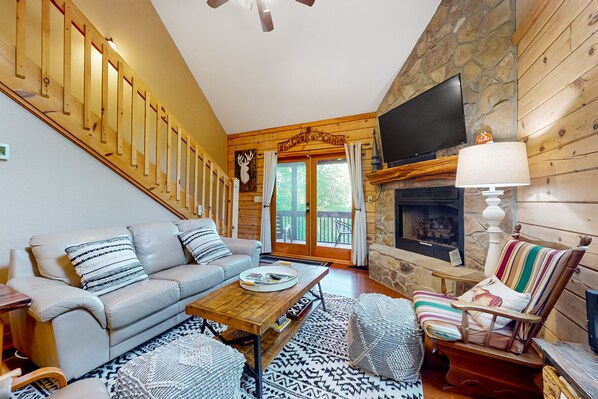 Tv, eldstad, ett bordtennisbord och böcker