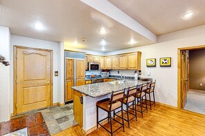 冷蔵庫、電子レンジ、オーブン、コンロ