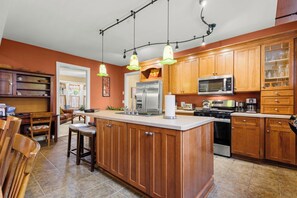 Mikrovågsugn, ugn, spishäll och diskmaskin