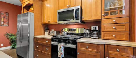 Microondas, horno, parrilla de estufa y lavavajillas