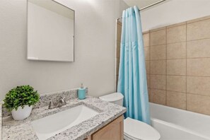 Hair dryer, towels, toilet paper - Close to Medical center cheerful 4 Bedroom home (San Antonio)