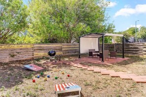 Outdoor dining - Close to Medical center cheerful 4 Bedroom home (San Antonio)