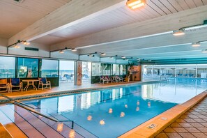 Een binnenzwembad, een verwarmd zwembad