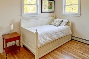 3 bedrooms, iron/ironing board, internet, bed sheets - Coastal home near ocean with firepit, grill, lawn, deck (Tenants Harbor)