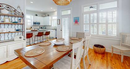 Well-decorated home with pool & tennis, hammock, W/D, & AC