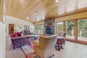 テレビ、暖炉、DVD プレーヤー