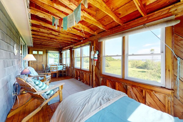 3 bedrooms, iron/ironing board, Internet, bed sheets