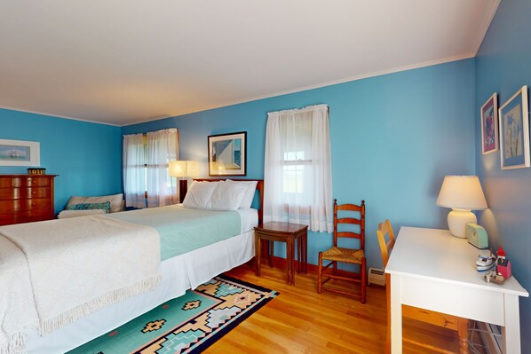 3 عدّة غرف نوم ومكواة/لوح كي وخدمة الإنترنت وملاءات أسرّة