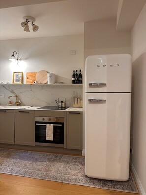 Kylskåp, mikrovågsugn, ugn och spishäll