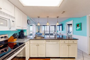 Refrigerador, microondas, horno, placa de cocina