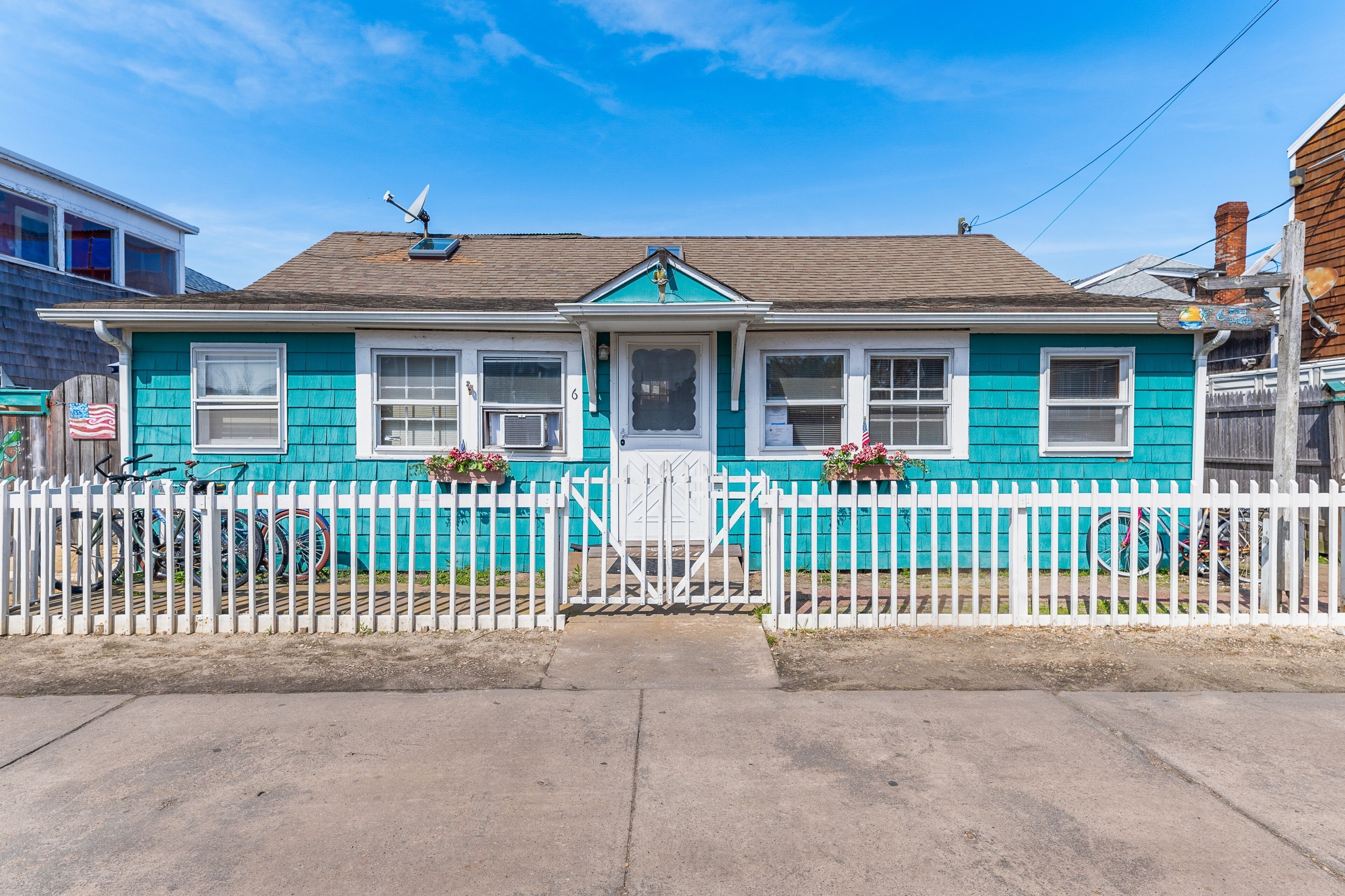 3BR cottage 2 blocks to ocean & 1 block to bay - grill, outdoor shower, 2 bikes