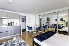 Appartement, 1 très grand lit | 1 chambre, espace de travail pour ordinateur portable