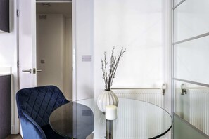 Basic Apartment, 1 King Bed | Dining