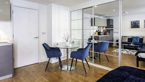 Basic Apartment, 1 King Bed - Beautiful Angel Studio (London)