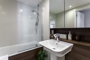 Basic Apartment, 1 King Bed | Bathroom