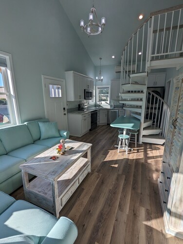 Coastal Cottage, walk to downtown Beaufort, close to beaches, pet friendly.