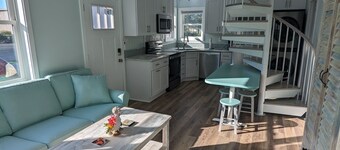 Coastal Cottage, walk to downtown Beaufort, close to beaches, pet friendly.