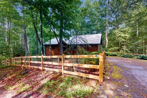 Exterior - Rustic charmer w/ mountain views, fireplace, grill, yard-Dogs Welcome (Hiawassee)