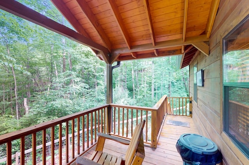 Rustic charmer w/ mountain views, fireplace, grill, yard-Dogs Welcome