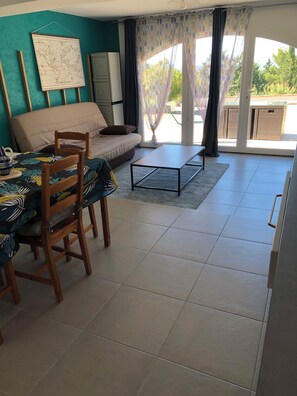 Télévision, table de tennis de table, livres