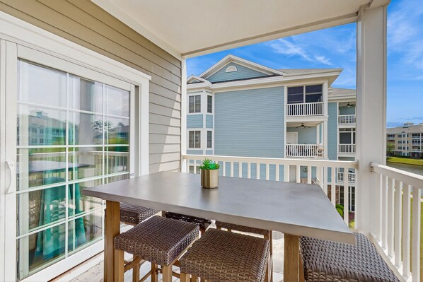 Outdoor dining - Lakefront condo near beach with water views, pool, golf, balcony, clubhouse, AC (Myrtle Beach)