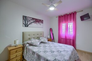 2 bedrooms, iron/ironing board, travel cot, free WiFi