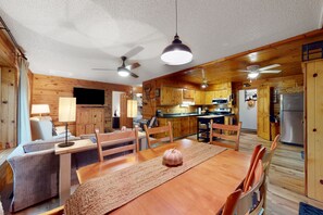 Dining - Lakefront cabin with kayaks, firepit, dock & spacious interior (Woodruff)