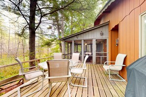 Outdoor dining - Lakefront cabin with kayaks, firepit, dock & spacious interior (Woodruff)