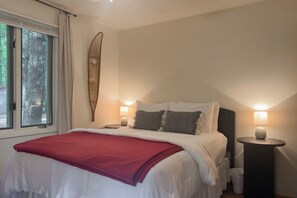 2 bedrooms, iron/ironing board, Internet, bed sheets - Lakefront cabin with kayaks, firepit, dock & spacious interior (Woodruff)