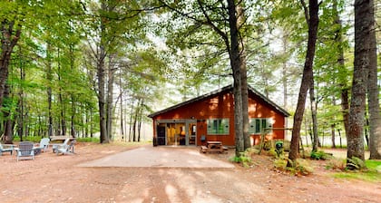Lakefront cabin with kayaks, firepit, dock & spacious interior
